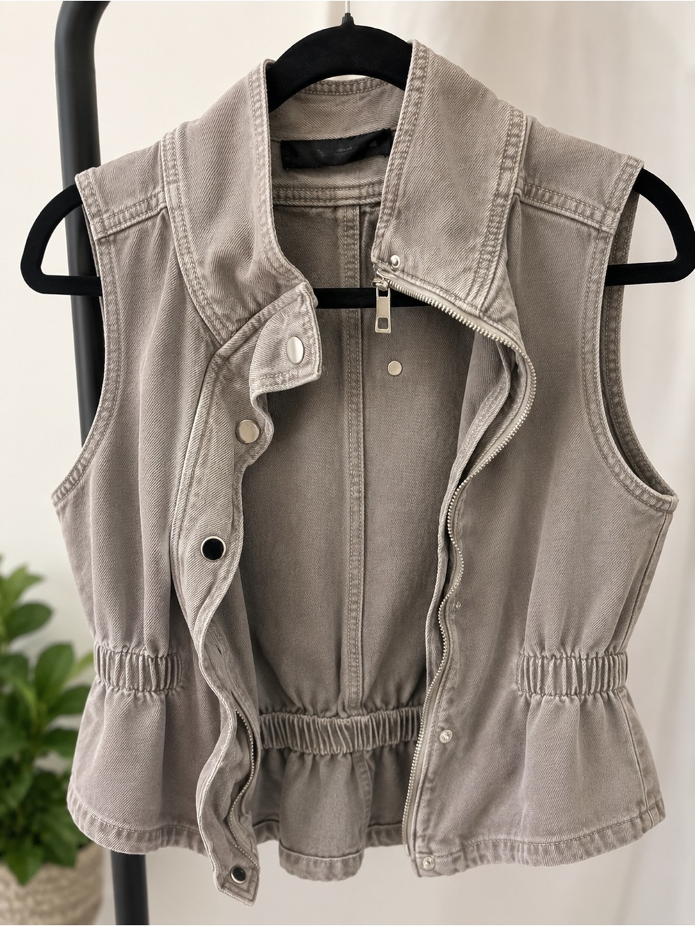 Zara Sleeveless - Versatile Women's Vest